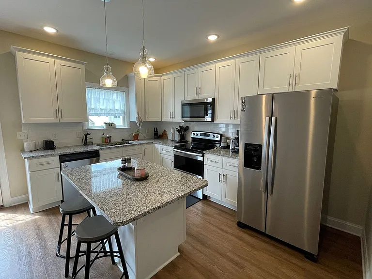 2223 Deyerle Ave — Photo 7