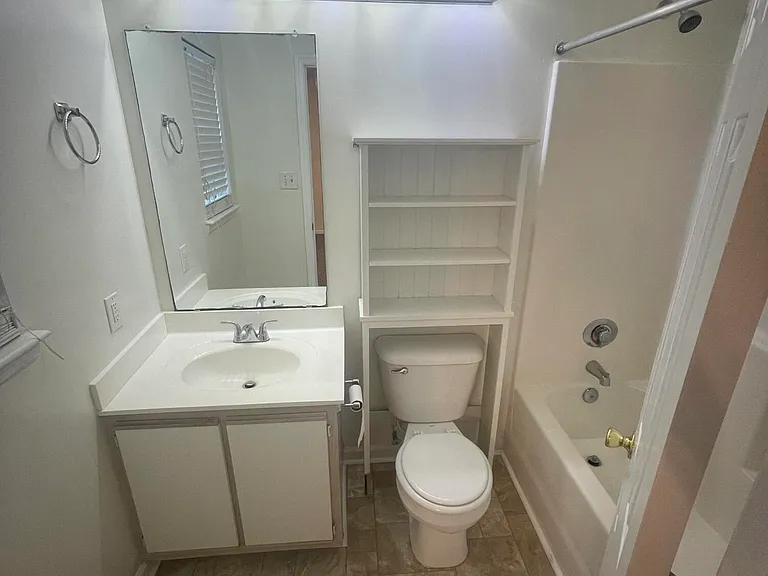 300 Pinegrove Ct — Photo 5
