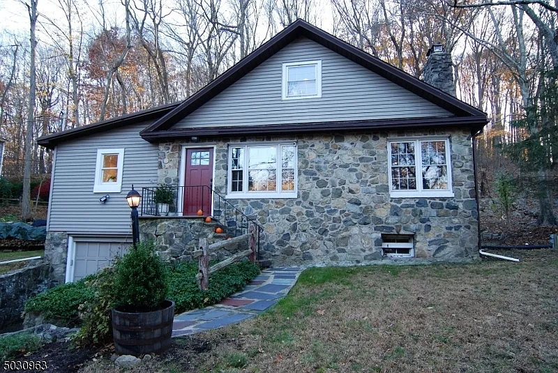 42 Woodland Rd photo 1
