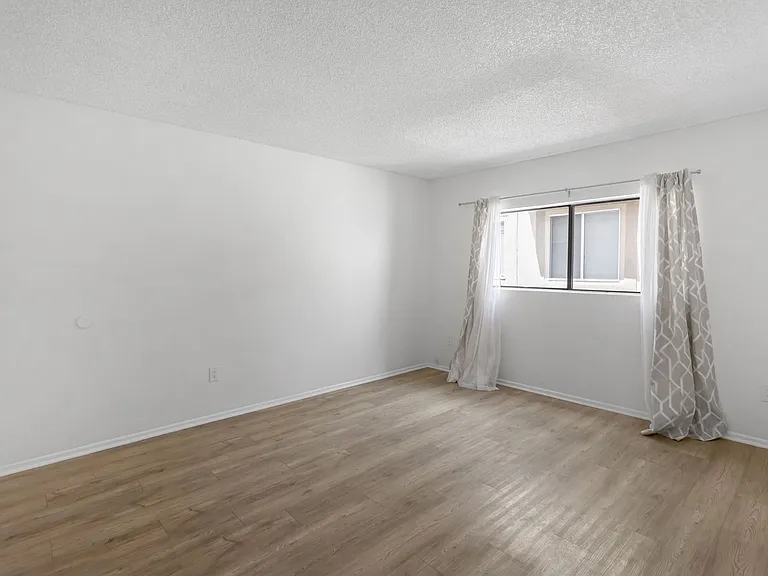 Chatsworth Rent This Now — Photo 5