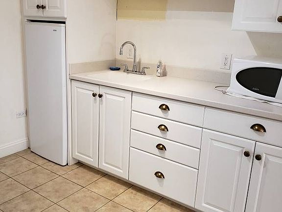 3rd image of 555 Lytton Ave #3