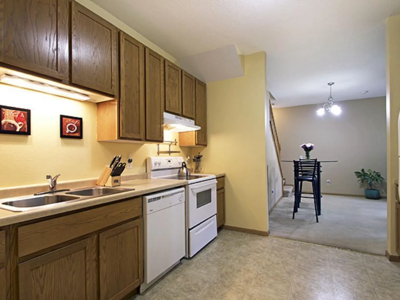 3 bed, 1.5 bath, 1250 sqft, $1,900 — Photo 3