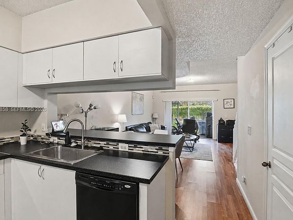 3rd image of 21 Simonton Cir