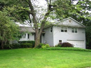 51 Pinewood Rd, Roslyn, NY 11576