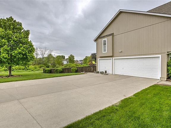 3rd image of 300 NE Applewood Cir