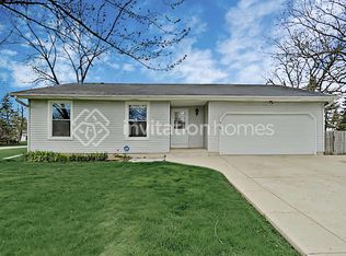 416 Deerpath Dr, Lindenhurst, IL 60046