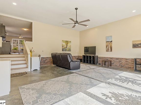 4th image of 402 Graham Rd