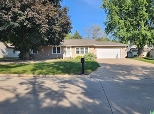 413 Florida Ave NW, Orange City, IA 51041