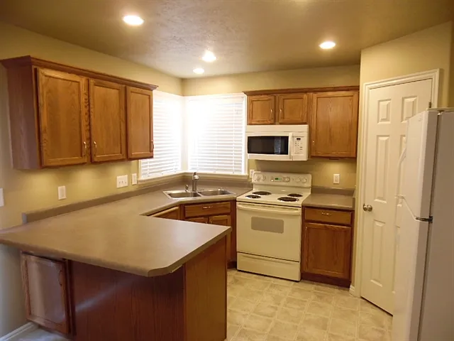 6 bed, 3.0 bath, 2784 sqft, $2,985 — Photo 2