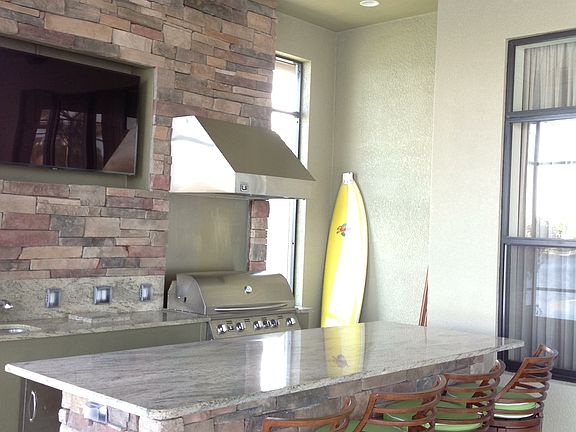 Outdoor kitchen/entertaining