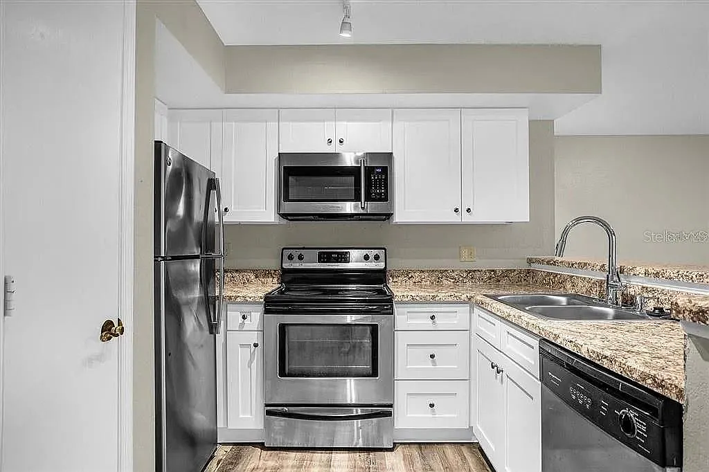 2 bed, 2.0 bath, 1133 sqft, $1,799 — Photo 2