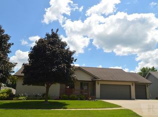 910 6th St SE, Orange City, IA 51041