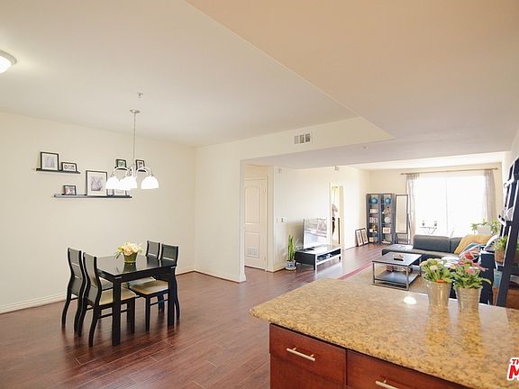 4th image of 601 N Serrano Ave Suite 206