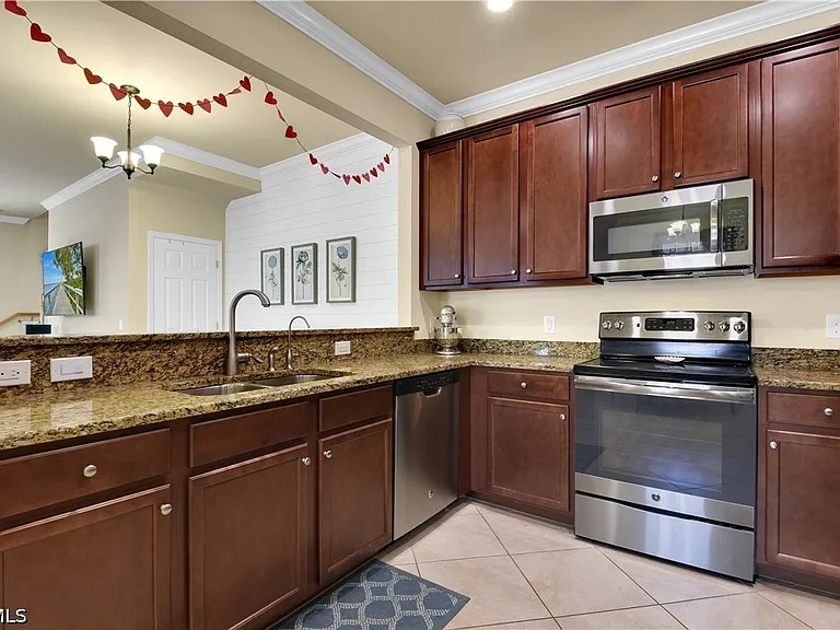 10281 Via Colomba Cir — Photo 6