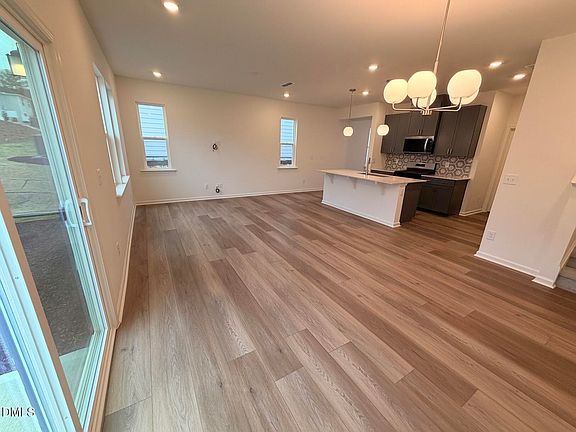 5th image of 516 Sunset Lake Dr