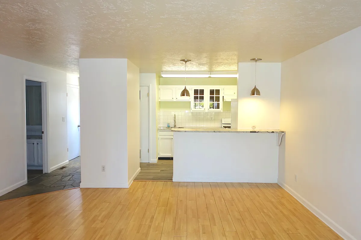 Building Photo - 1156 N Camelot Dr
