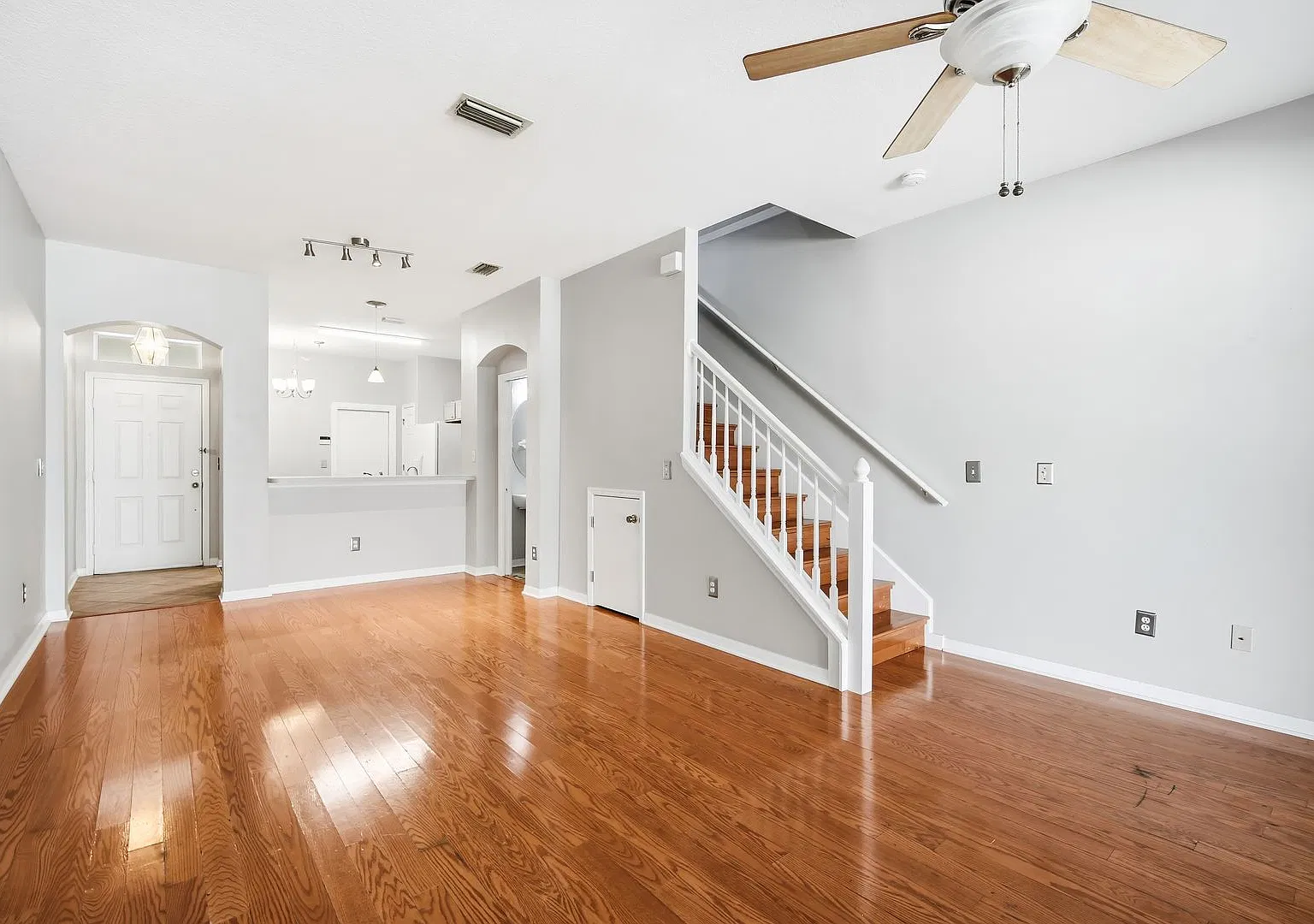 Charming 2-Bedroom Townhome in Windsor Place-Prime Location! — Photo 4