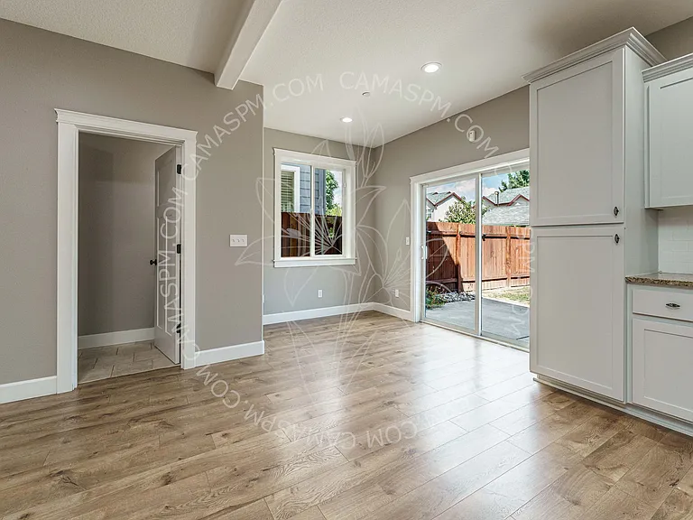 620 NW Ivy St — Photo 8