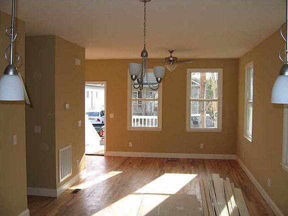 3rd image of 603 N Holly St