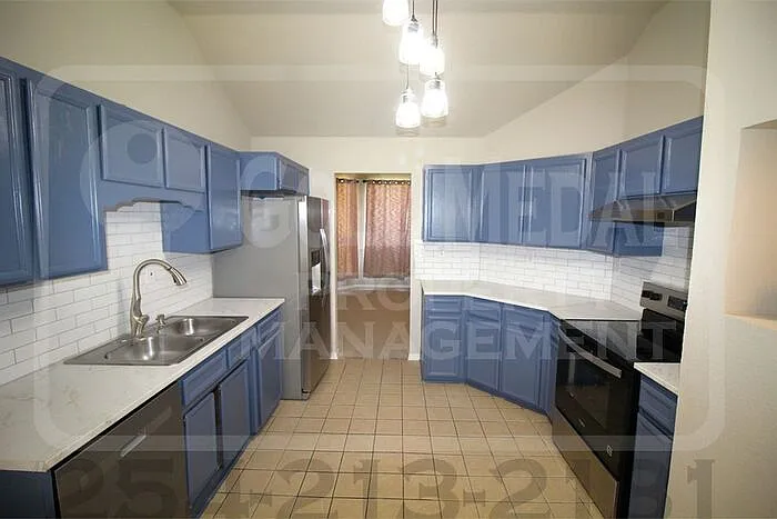 302 James Loop — Photo 7