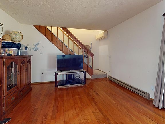 5th image of 110 Wheatfield Ct