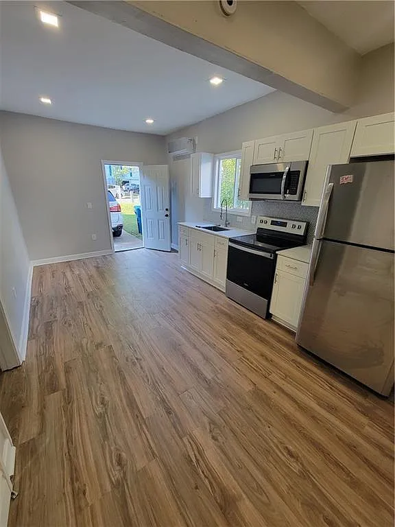 1 bed, 1.0 bath, 2456 sqft, $1,300 — Photo 2