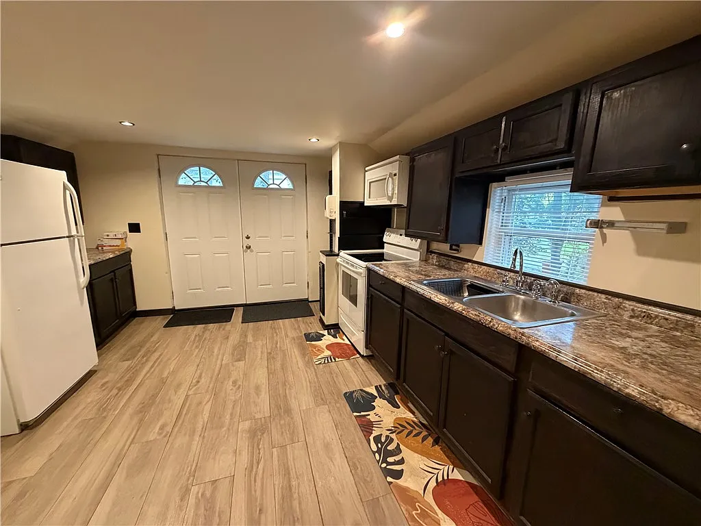 1 bed, 1.0 bath, 2031 sqft, $1,100 — Photo 1