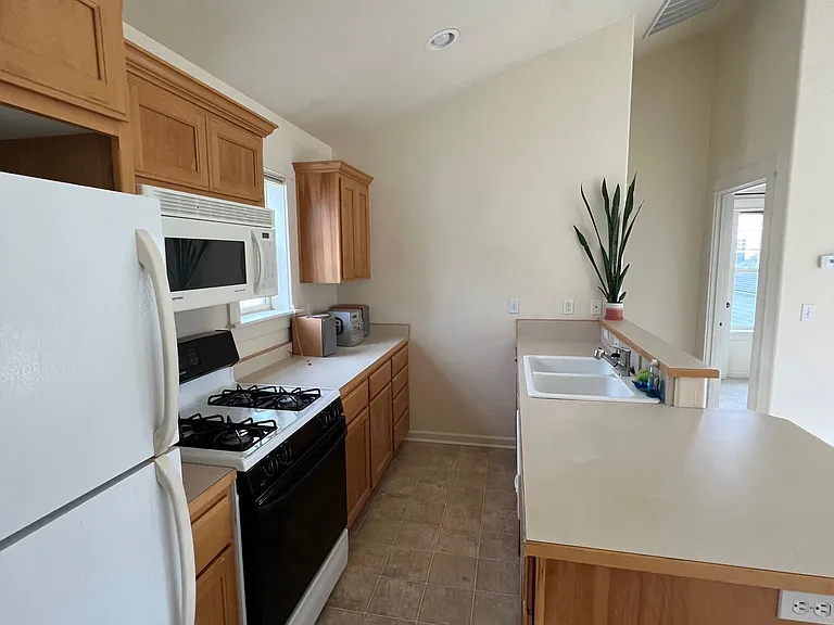 476 Clinton St — Photo 5