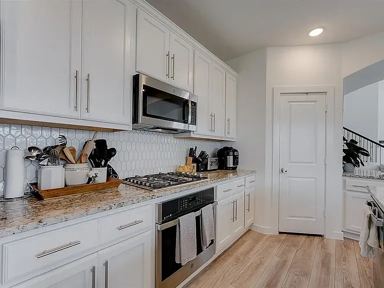 Wonderful space to cook a family meal!