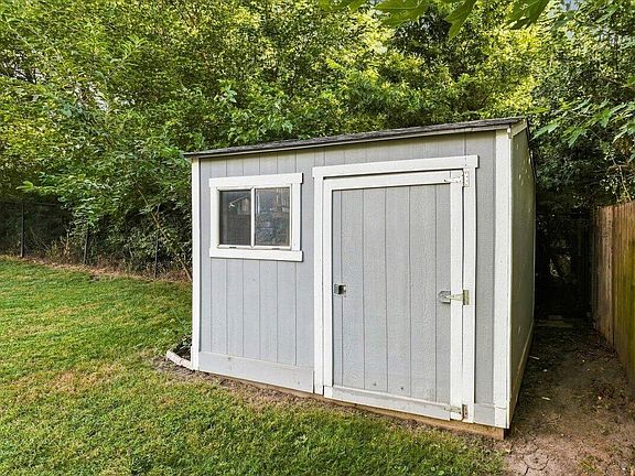 4th image of 933 E Ridge Dr