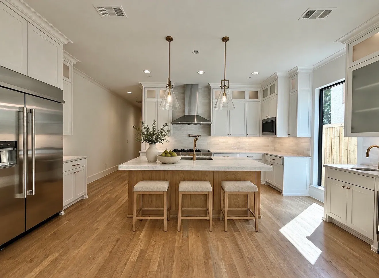 6 bed, 5.0 bath, 3592 sqft, $9,900 — Photo 4