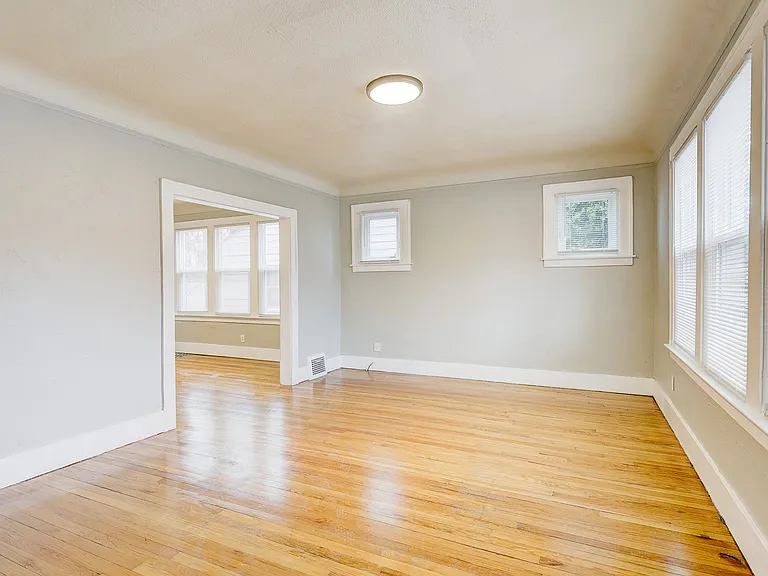 338 E Webster Ave — Photo 31