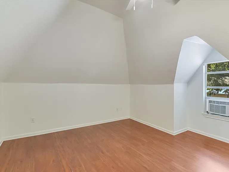 1110 W 22nd St #16 — Photo 4