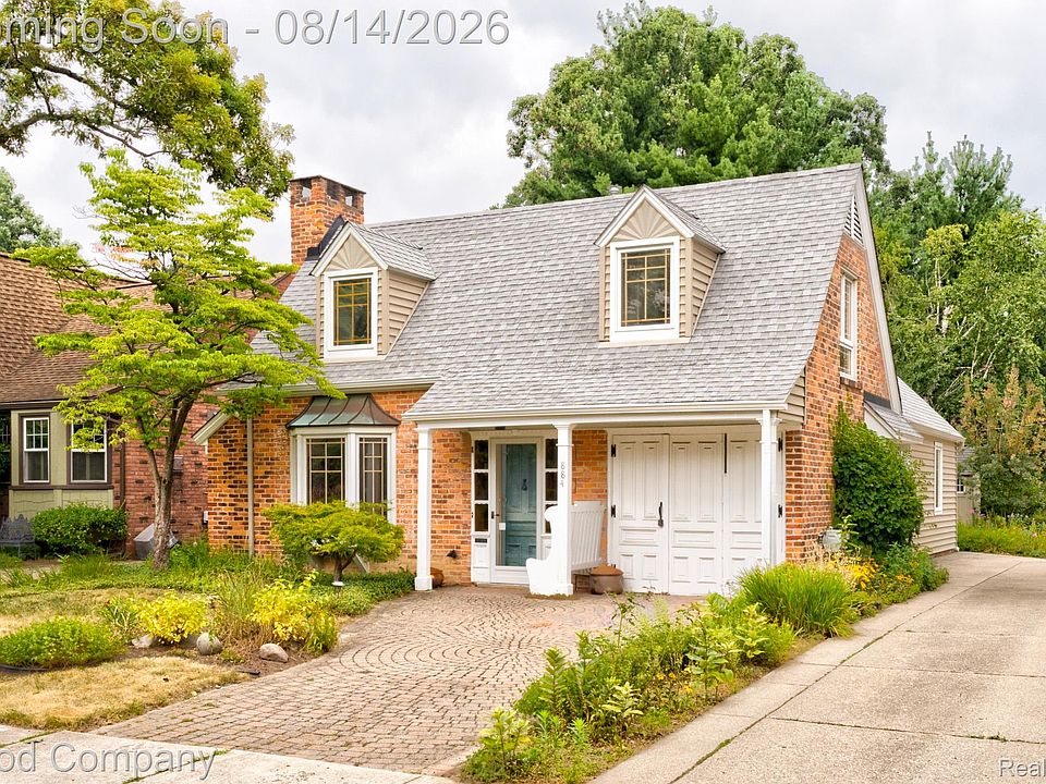 1st image of 884 W Oakridge St