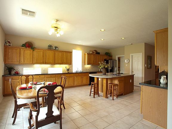 Huge country kitchen.....ready for intertaining