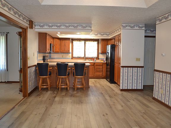 5th image of 613 Meadowlark Dr