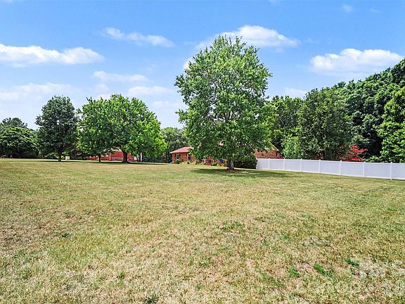4th image of 888 Sunbeam Dr