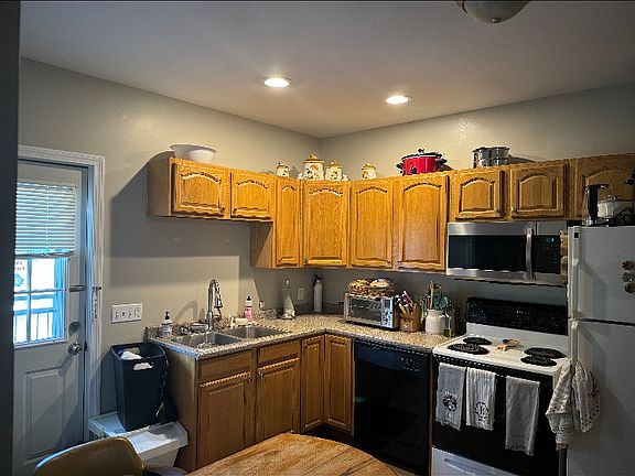 4th image of 59 Maple Ave APT B