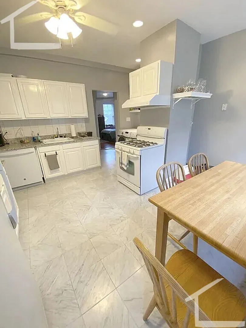 Nicely renovated 3 bed unit with in-unit laundry! — Photo 1