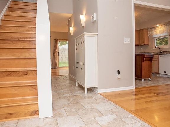 3rd image of 570 Thornberry Ln
