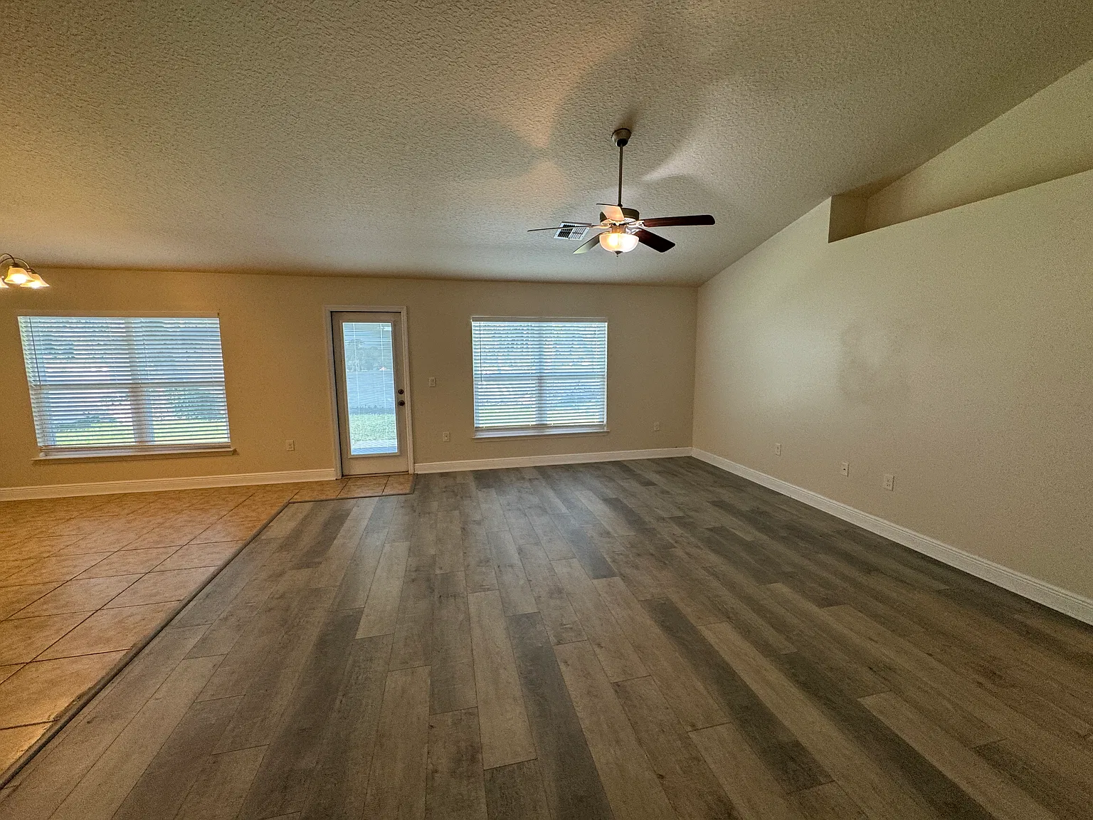 Beautiful 4 Bed 2 Bath Custom Home In Downtown Leesburg — Photo 3
