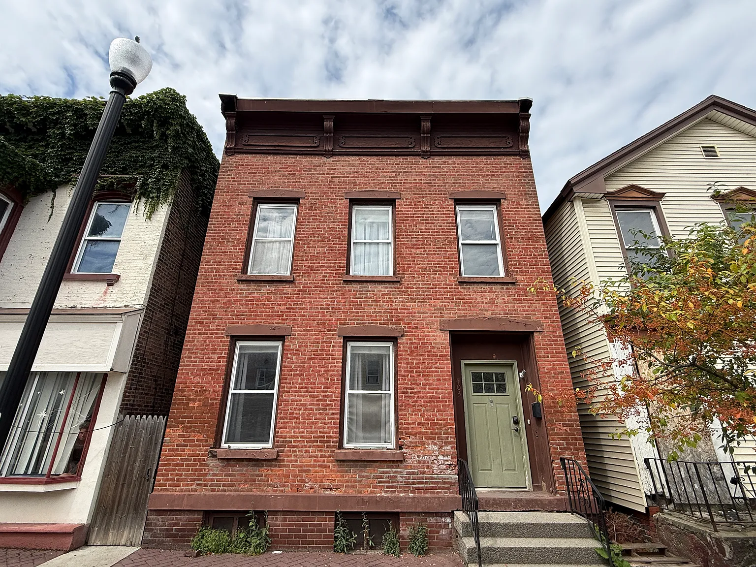 3 bed, 1074 sqft, $1,600 — Photo 1
