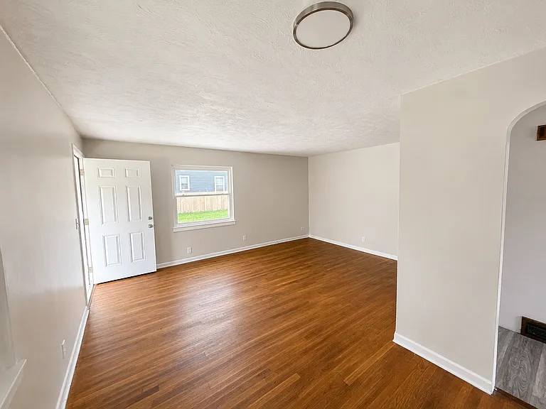 2573 Azelda St — Photo 3