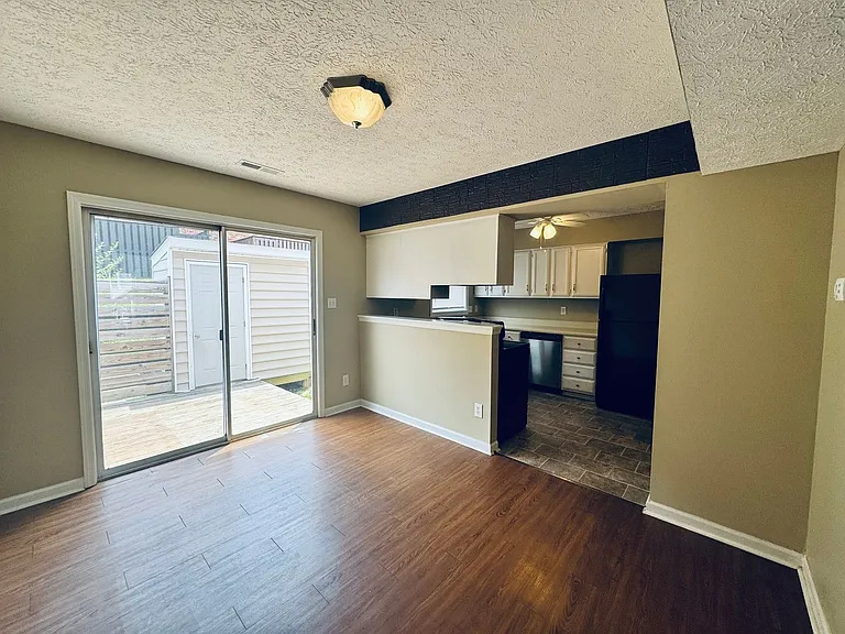 1450 Ashbourne Dr — Photo 3