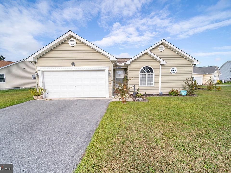 1st image of 30921 Clubhouse Cir