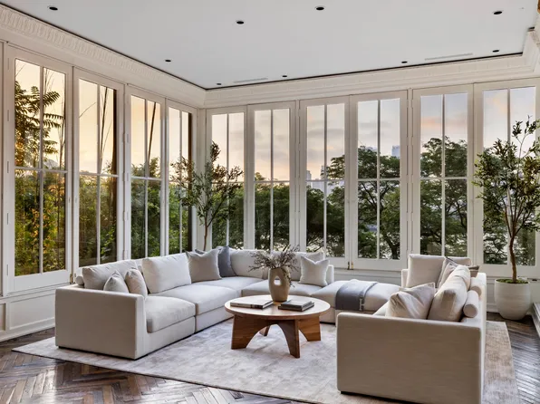 21 Beekman Place image 3 of 13