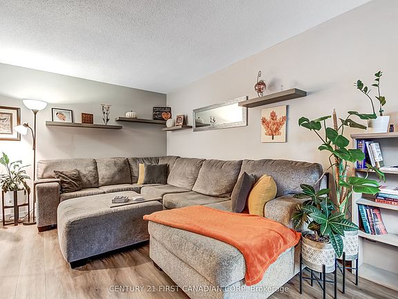 3rd image of 94 Nicholas Cres