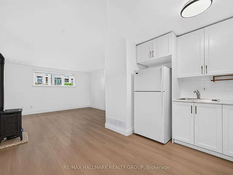 44 Centrepointe Dr — Photo 18