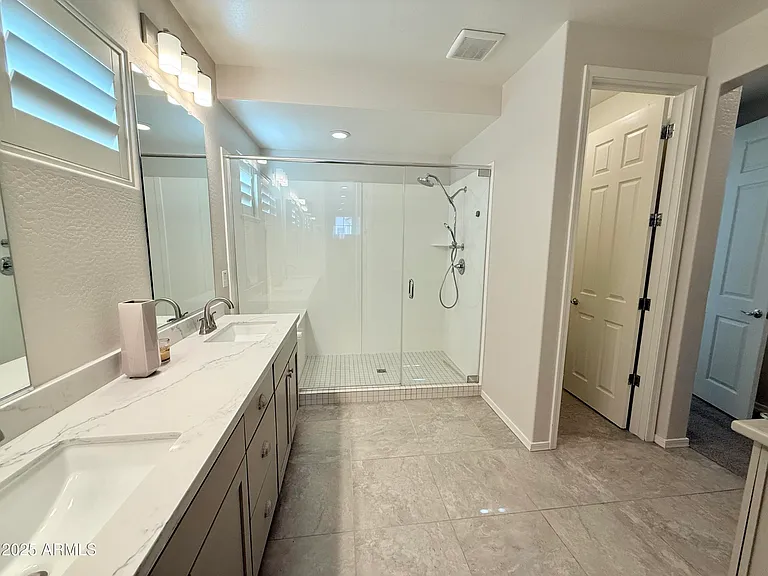 2366 W Gloria Ln — Photo 39