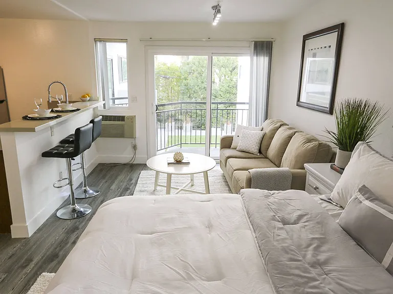Westwood Riviera Apartments — Photo 37